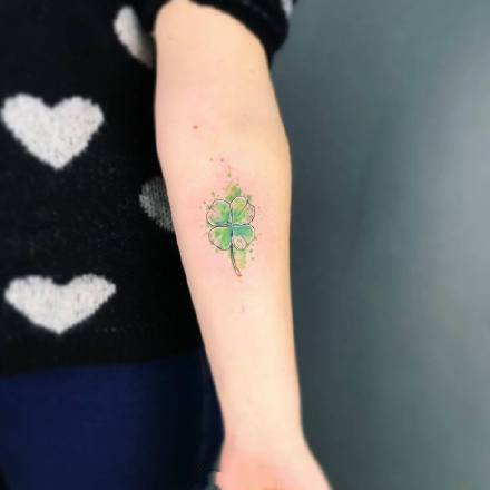 Modèle de tatouage de trèfle à quatre feuilles. - tktxfrance